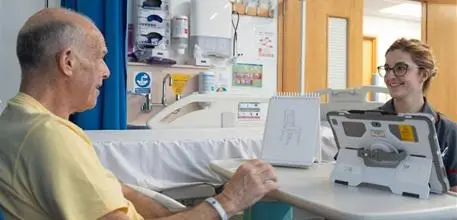 Nurse Inês conducting a cognitive test with participant Alan